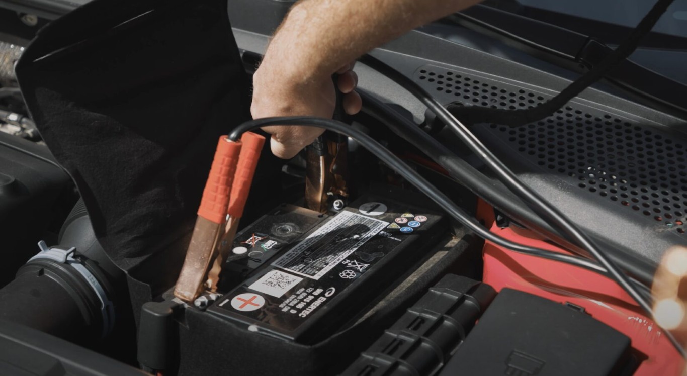 Professional roadside assistance battery jump start service in Cerritos